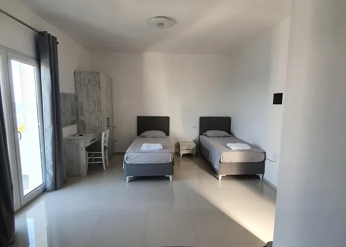 33 ホテル Shëngjin